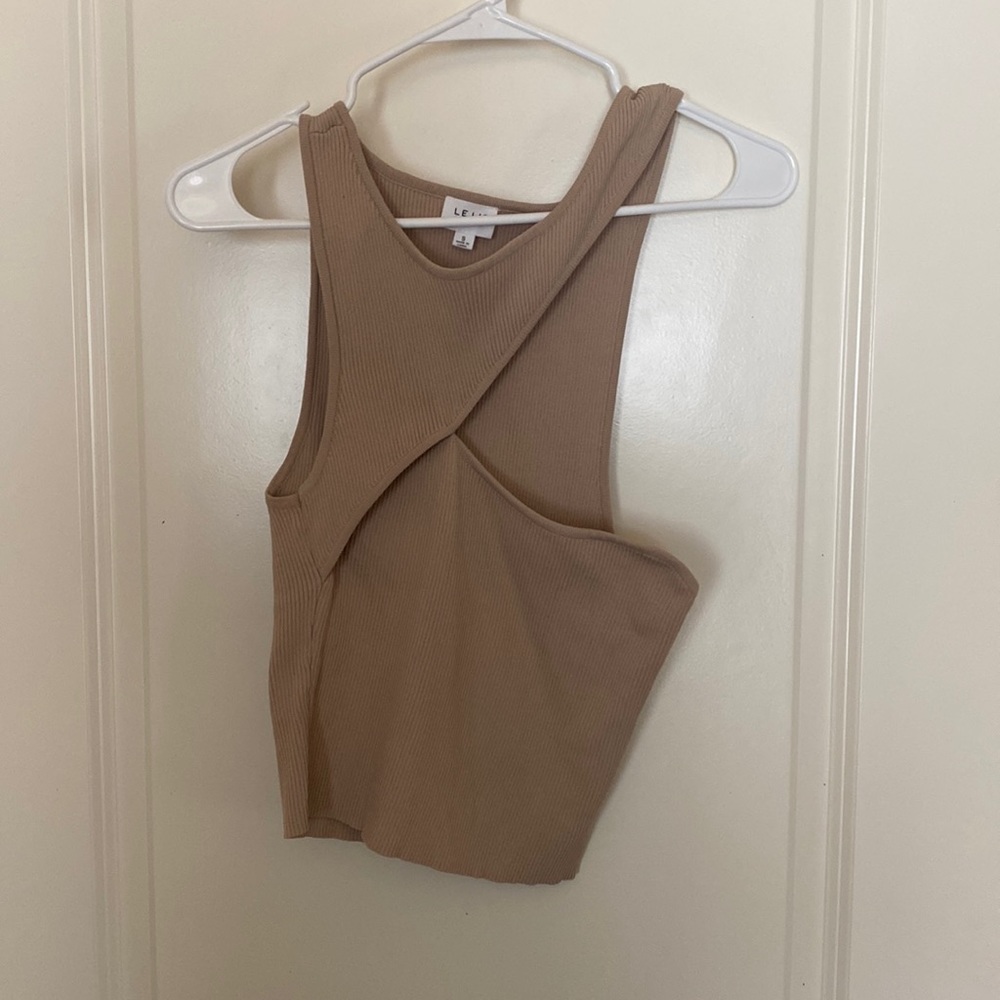 Crop top with a strapless side.